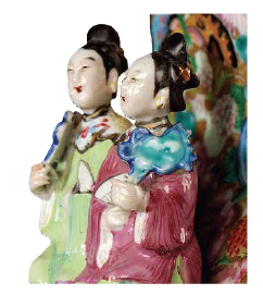 圖為清道光廣彩開光花蝶人物紋雙人耳方口扁瓶細(xì)節(jié)圖，此瓶雙耳是東方仕女造型，蓋紐是西方圣母造型，這種中西組合的造型十分少見，反映出當(dāng)時中西文化的交流和融合。（來源：廣州十三行博物館）