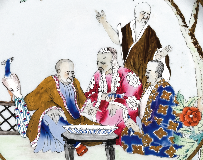 圖為清中期廣彩人物紋大碟細(xì)節(jié)圖，此碟紋飾是荷蘭著名設(shè)計(jì)師考納利斯. 普朗克（Cornelis Pronk）設(shè)計(jì)的“博士圖”。也有學(xué)者認(rèn)為該設(shè)計(jì)源自中國的“三酸圖”。蘇東坡曾與黃庭堅(jiān)、佛印禪師共同品嘗唐代名醋“桃花酸”，三人嘗醋后表情各不相同，從而代表了儒、釋、道的人生態(tài)度。儒家以為酸，佛家以為苦，道家以為甜。（來源：廣州十三行博物館）