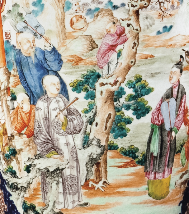 圖為清中期廣彩青花錦地描金庭院人物紋獅鈕蓋瓶細(xì)節(jié)圖，腹部開窗繪“滿大人”圖案，人物表情生動(dòng)，繪畫借鑒西洋技法，富有立體感?！皾M大人”圖案是當(dāng)時(shí)外銷瓷上較為流行的圖案，多為輕松歡愉、充滿親情的庭院生活場景。（來源：廣州十三行博物館）
