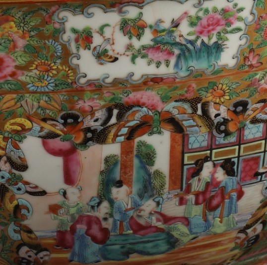 圖為清光緒廣彩描金開光花鳥人物紋潘趣大碗細(xì)節(jié)圖。（來源：廣州十三行博物館）