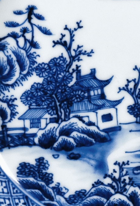 圖為清代青花山水樓閣紋碟細(xì)節(jié)圖，此碟圖案清新，格調(diào)高遠(yuǎn)，給人以恬靜清雅之感。（來源：廣州十三行博物館）