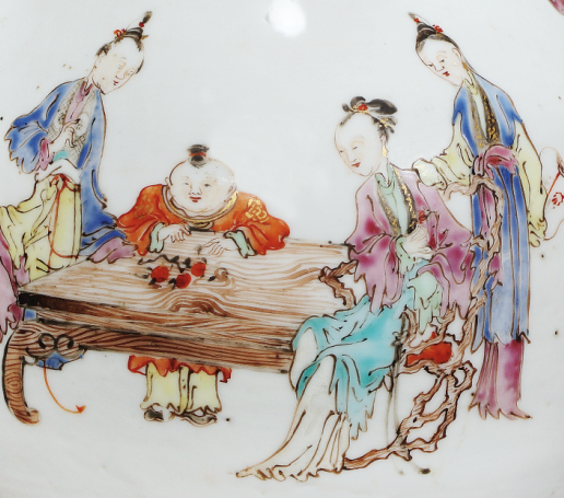 圖為清雍正廣彩人物紋長(zhǎng)頸瓶細(xì)節(jié)圖，腹部繪仕女嬰戲圖。此器胎體潔白，畫工精美，色澤鮮明。（來源：廣州十三行博物館）
