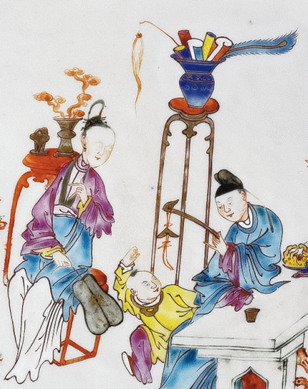 圖為清雍正廣彩嬰戲紋花口碟細(xì)節(jié)圖，碟心繪人物嬰戲圖，人物形象逼真，色彩艷麗，栩栩如生。（來源：廣州十三行博物館）
