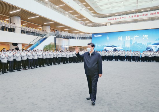 2023年4月10日至13日，中共中央總書記、國家主席、中央軍委主席習(xí)近平在廣東考察。這是12日下午，習(xí)近平在廣汽研究院向職工們揮手致意。 新華社記者 鞠鵬/攝